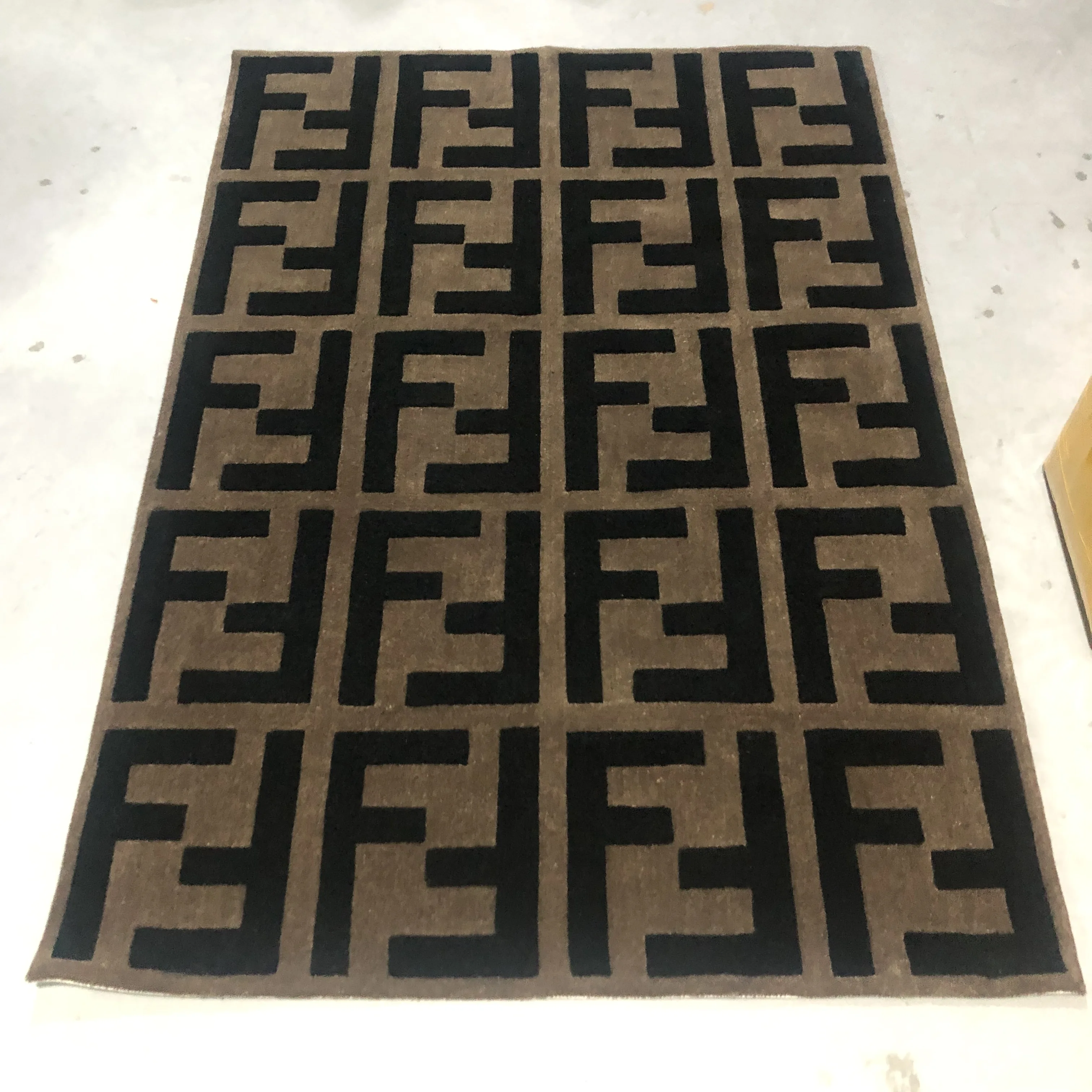 Современный черный коричневый акриловый 3D F ковер, ковер для дивана, гостиной, ручной резной ковер, может быть настроен размер/цвет/логотип