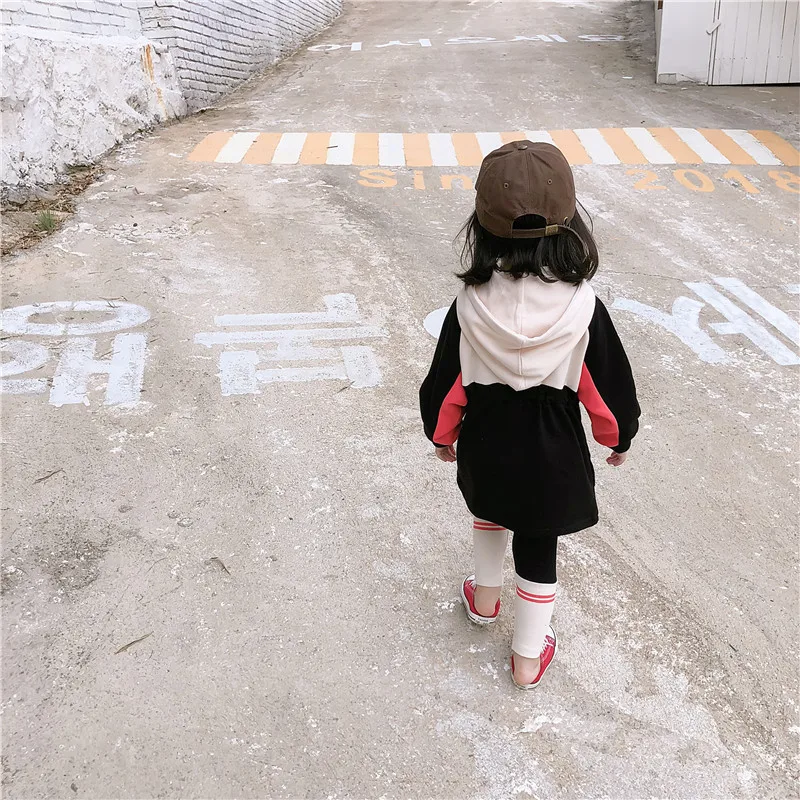 Новое поступление года; комплекты одежды в Корейском стиле; сезон осень модное платье с капюшоном и длинными штанами для девочек
