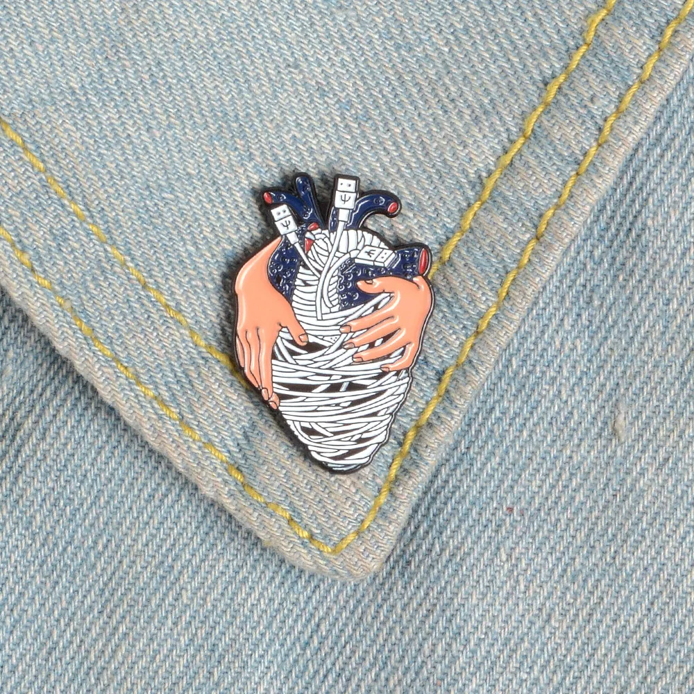 

WEISHUOLI Cute Charging line heart brooch dripping oil alloy hands hug heart badge wholesale