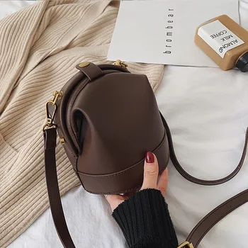 

New Style Retro Popular Niche Messenger Bag