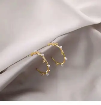 

Winding Pearl Earring Earing Semi-Arc Geometry Metal Leaf Ear Stud