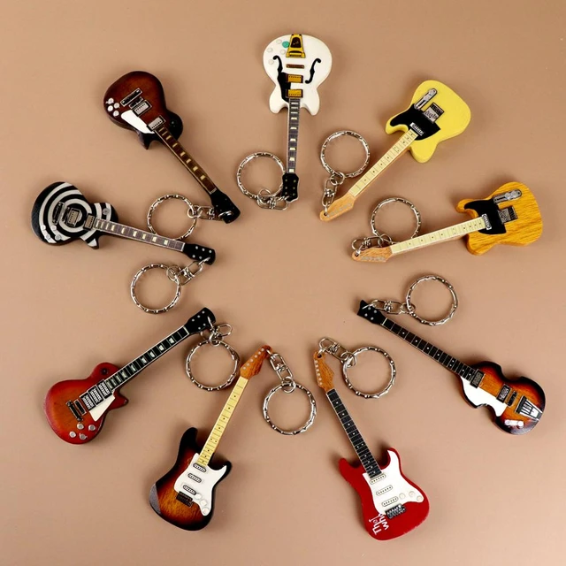 porte clef guitare electrique bois de merisier massif fait main cadeau  musicien guitariste
