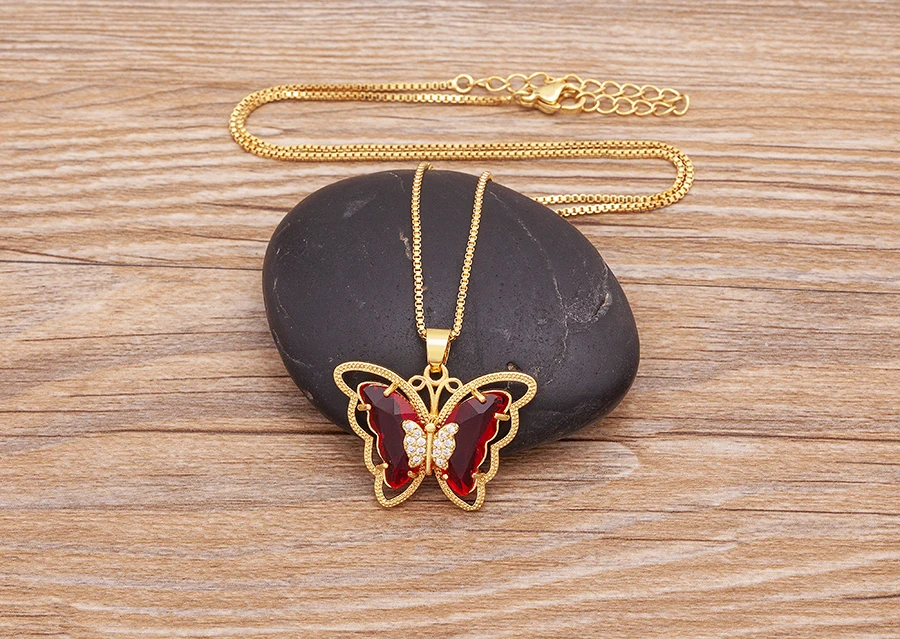 Colar Ouro 18k Zircônias com Pingente Borboleta é um símbolo de transformação e renovação! Este colar é uma escolha perfeita para aqueles que desejam celebrar uma nova etapa em sua vida.  O Colar de Ouro 18k Zircônia com Pingente Borboleta é perfeito para usar em ocasiões especiais para realçara a sua beleza e força interior.