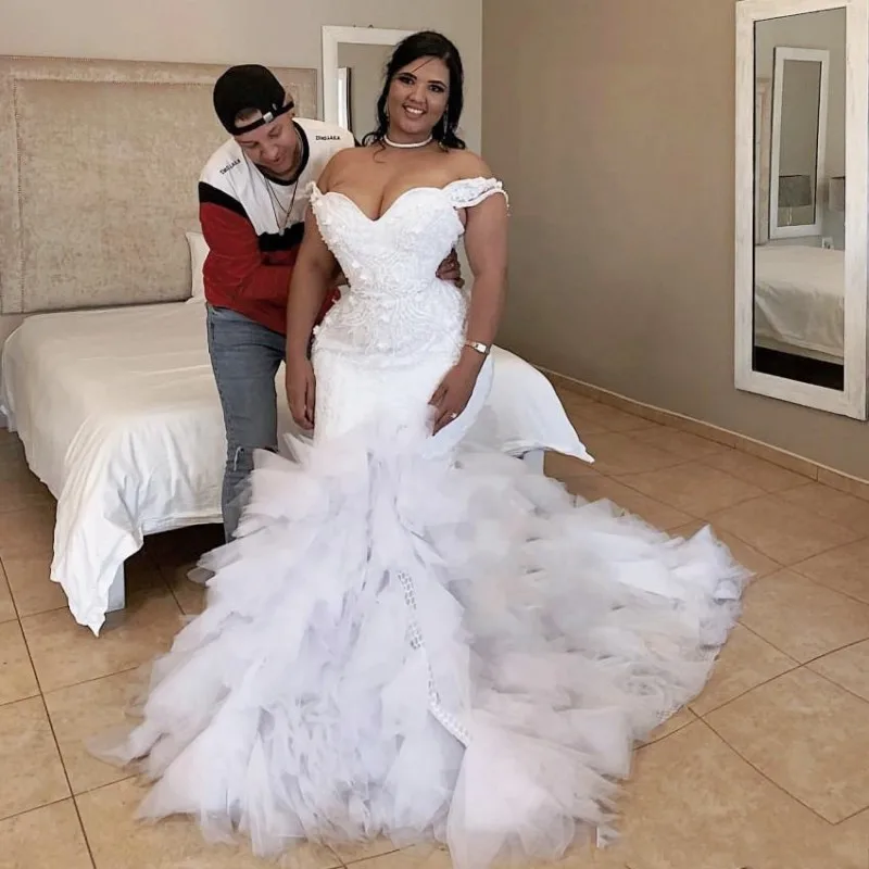 

Vintage Off the Shoulder Lace Appliqued Mermaid Wedding Dresses Black Girl Sweep Train Tiered Layers Plus Size Bridal Gown