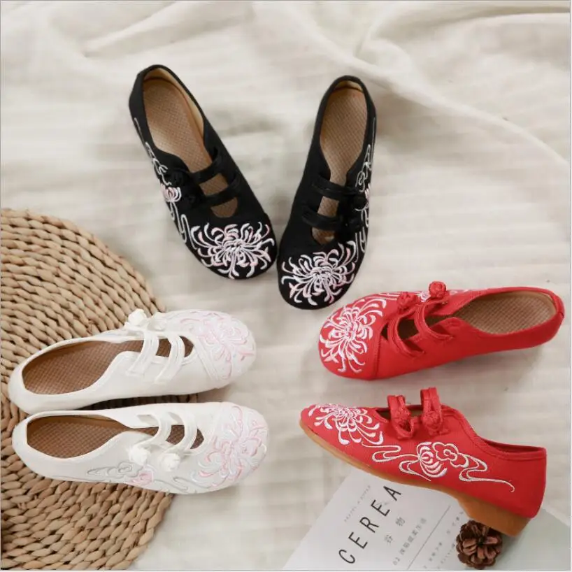 

Chrysanthemum Pattern Chinese Hanfu's shoes spring small slope heel ancient embroidered shoes low heel Dance shoes female