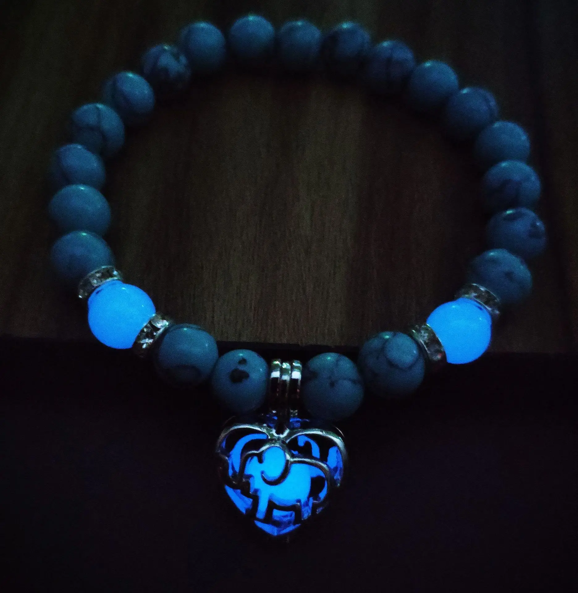 Blue Turquoise Blue Светящийся в темноте очаровательный браслет с натуральными камнями эластичный браслет для женщин в форме сердца модные флуоресцентные ювелирные изделия - Окраска металла: Blue Turquoise Blue