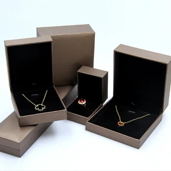 

New Brown Leatherette Paper Ring Pendant Bangle Bracelet Chain Necklace Display Storage Box Jewelry Carrying Velvet Showbox