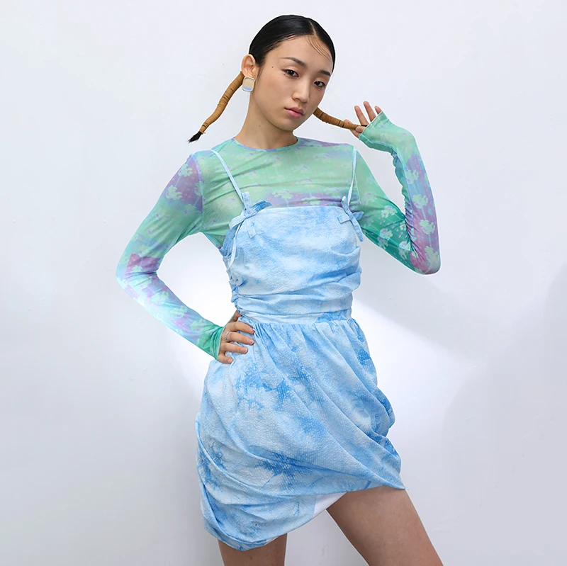 Женское плиссированное платье EAM синее на бретельках с принтом без рукавов