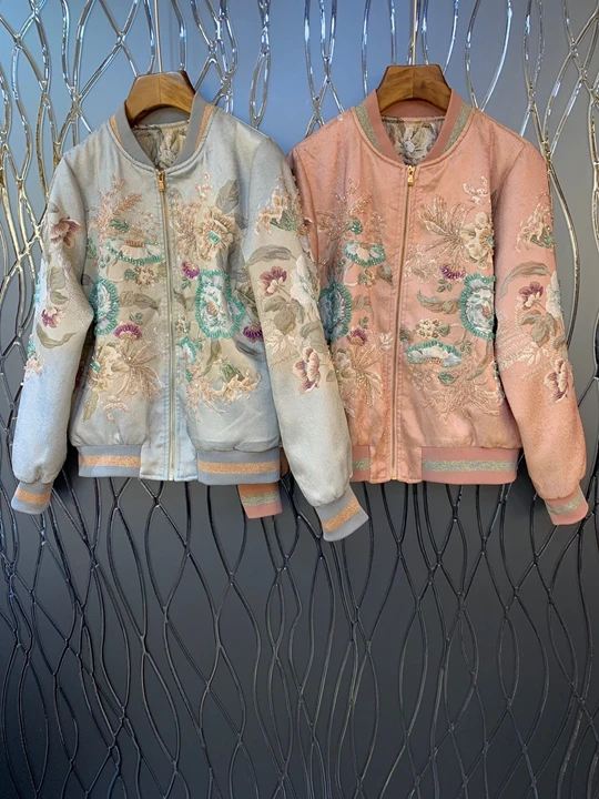 

2019 Early autumn new embroidery pattern matching color long sleeve zipper short jacket 902