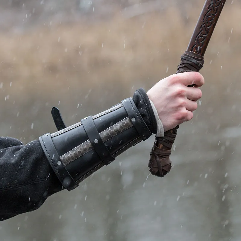 Для взрослых мужчин средневековый воин Larp рыцарь кожаный нарукавник с пряжкой Броня заклепки стимпанк Archer Gauntlet Cos костюм для мужчин
