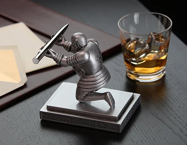 executive_knight_pen_holder_on