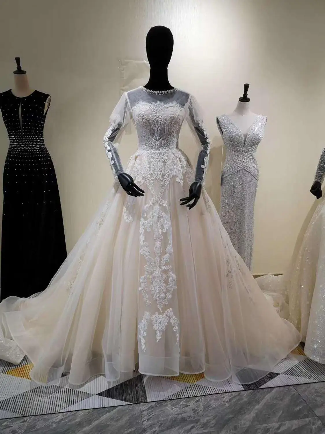 Винтажное кружевное свадебное платье А-силуэта с длинным круглым вырезом и