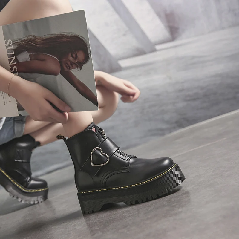 Женские ботинки; ботильоны на платформе; женская зимняя обувь; мотоциклетные ботинки на молнии с пряжкой; женские Ботинки martin в стиле панк; Bota Feminina - Цвет: Черный
