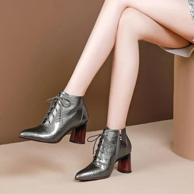 

In the autumn and winter of 2019, the shoes were thick and Martin's boots were 7cm thick.