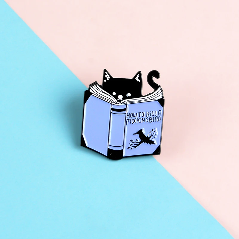 Забавный Черный кот читает книги Металлические Булавки узнайте как убивает