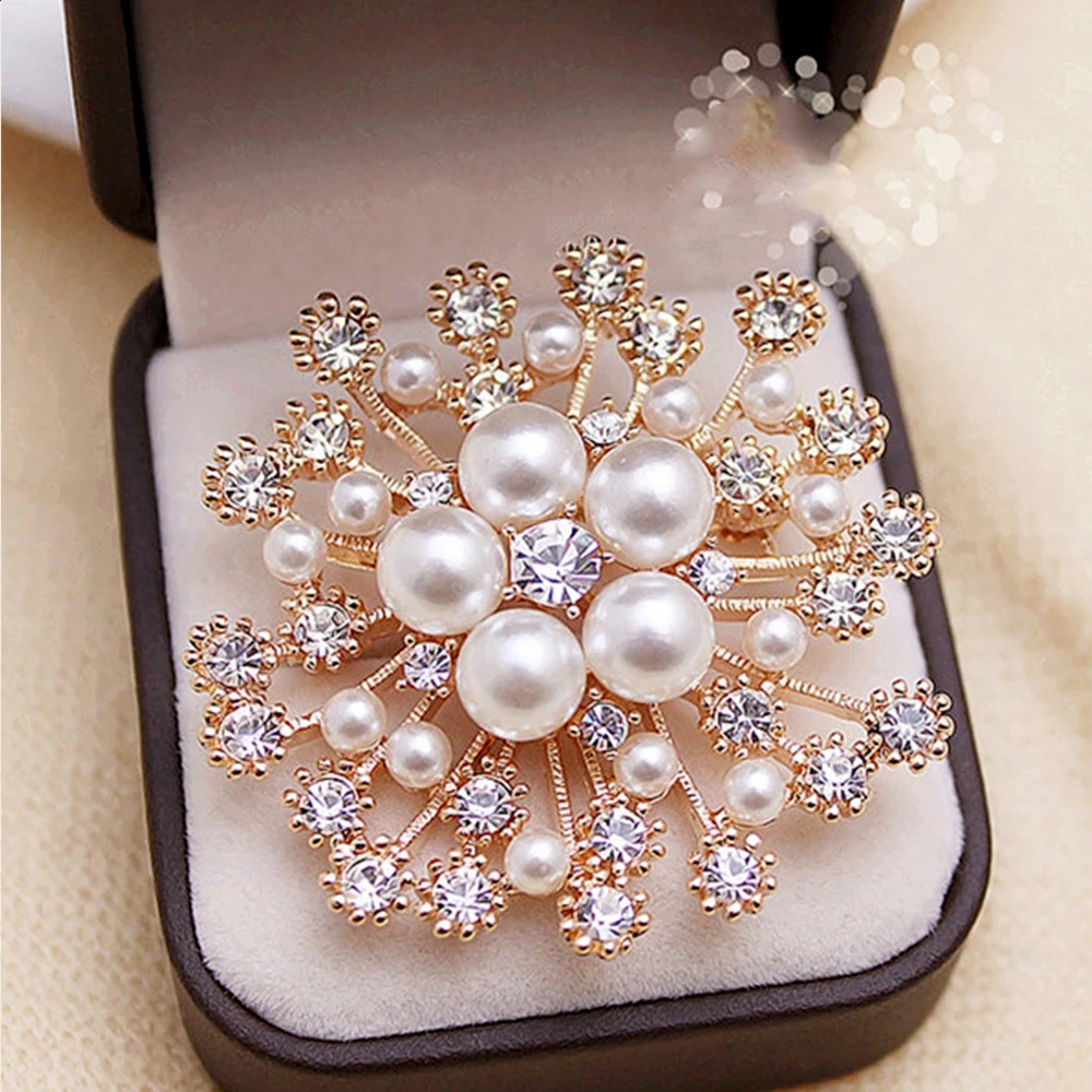 Women's Crystal Pearl Flower Brooches Elegant Rhinestone Floral Statement  Brooch Pins Fashion Jewelry Accessories for Women Girl Gift