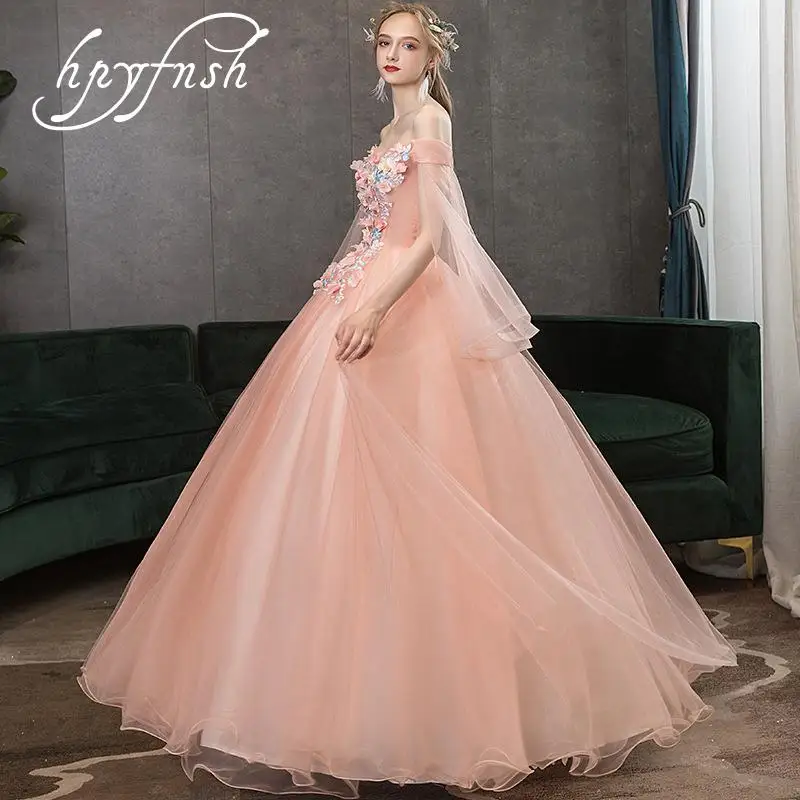 Платье с вырезом лодочкой рукавом-крылышком и аппликацией 2020 | Свадьбы торжества