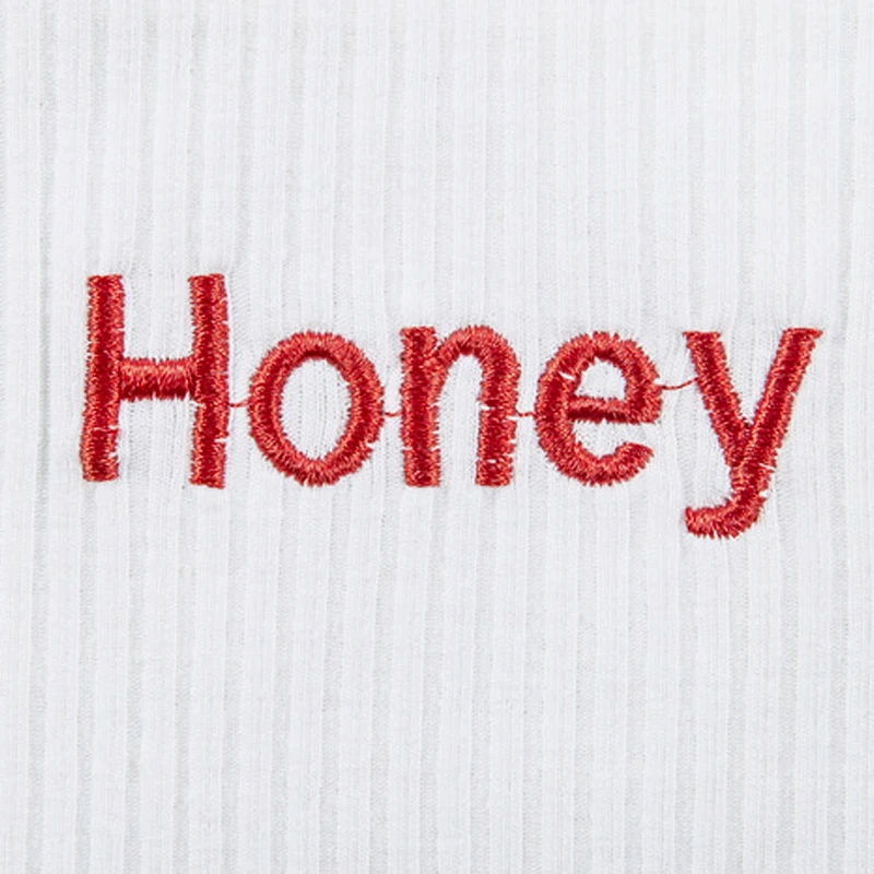 Кроп топ женский с вышивкой надписью Honey пикантная майка на бретелях укороченная