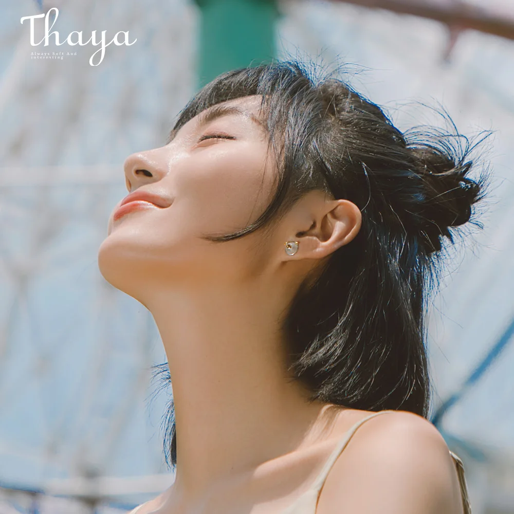 Женские серьги пусеты Thaya элегантные в Корейском стиле с милой Свинкой