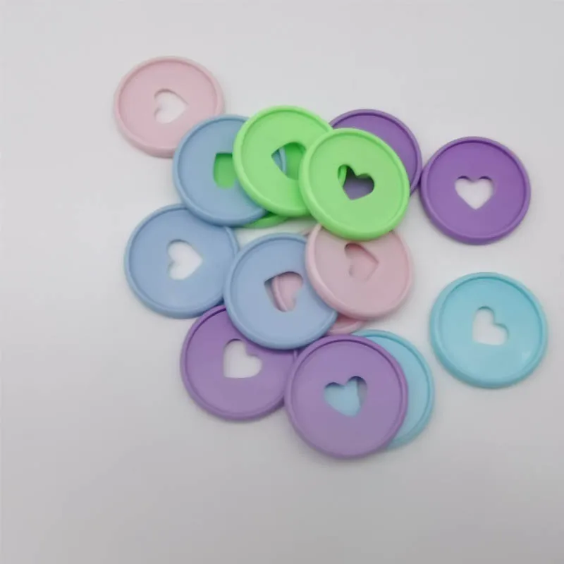 Рисунок 5 - пластиковые кольца с отверстием в форме сердца и гриба