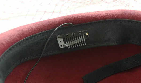 Женская фетровая шляпка Таблетка черная с бантом красного цвета на зиму