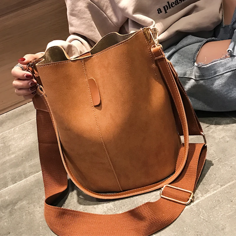 Ella™ - Eimertasche aus Leder im Retro-Stil