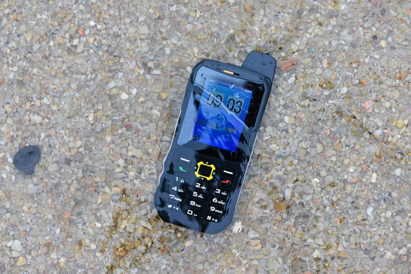 F68 IP68 Водонепроницаемый телефон 2G GSM Сверхдолгий режим ожидания для пожилых людей IP68 прочный ударопрочный мобильный телефон с двумя sim-картами