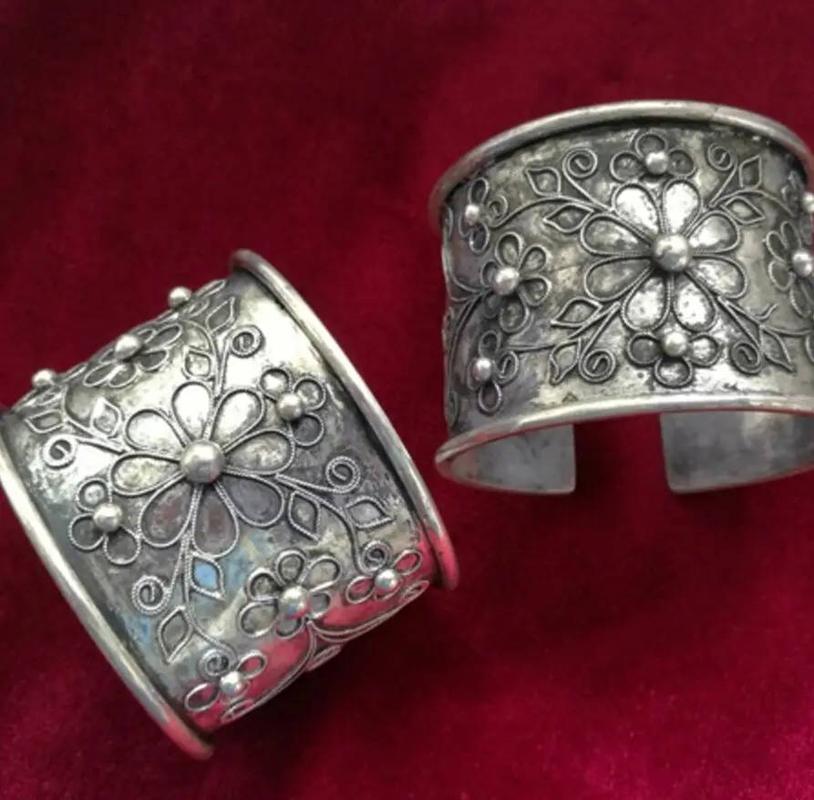 

Индивидуальные ювелирные изделия Miao, серебряный преувеличенный браслет Miao ручной работы, широкая версия браслета с трехмерным цветком