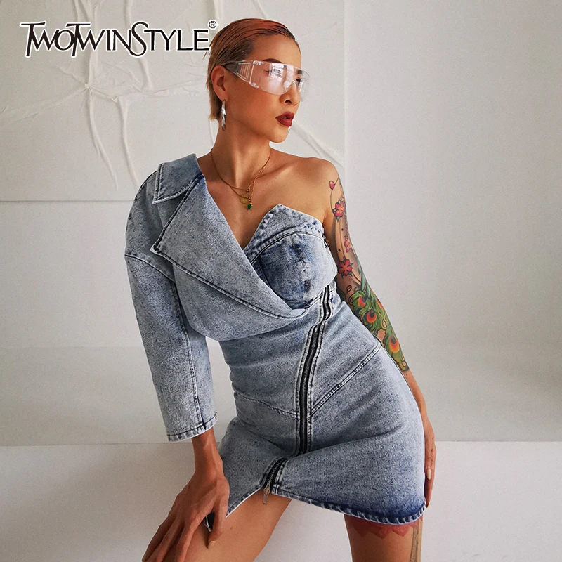 Джинсовое асимметричное платье TWOTWINSTYLE Летнее мини с асимметричным воротником