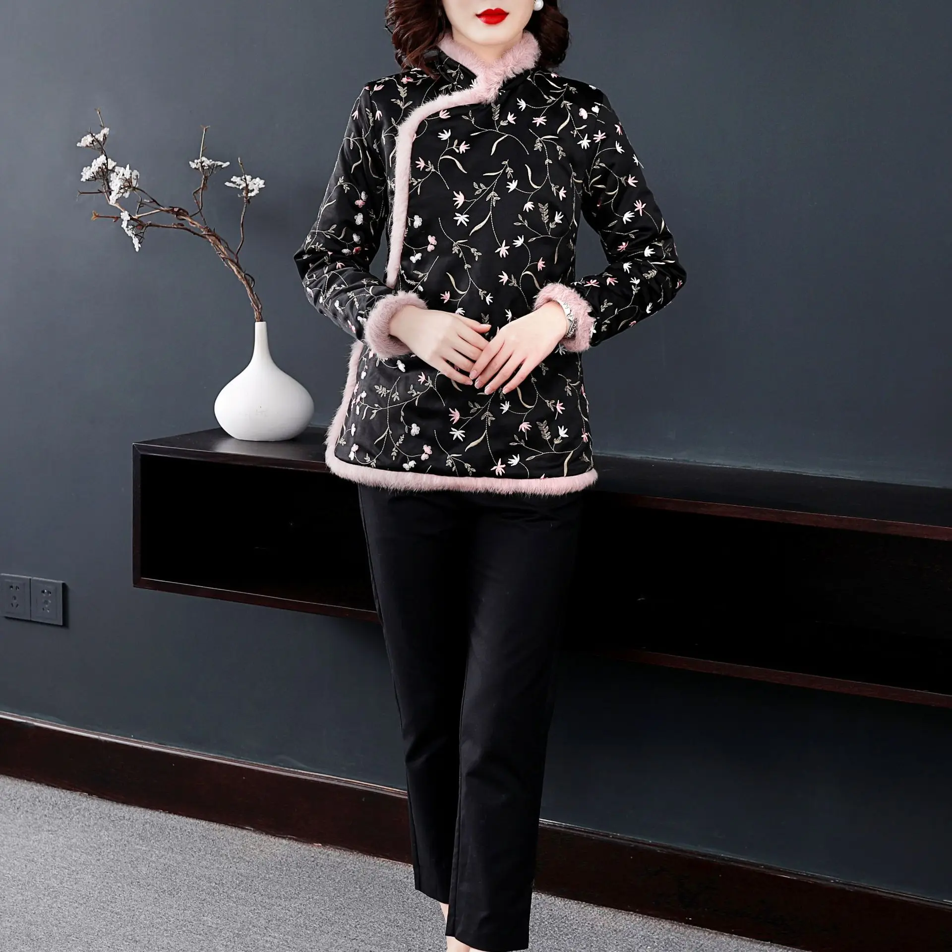 

2019 Winter New Style Rabbit Fur Covered with Small Flower Machine Embroidery Frog Crew Neck Embroidery Cotton Coat Small Coat