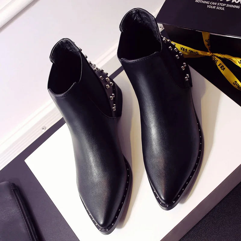Качественная натуральная кожа плоская обувь в британском стиле с острым носком без шнуровки; женские зимние ботинки «Челси» с заклепками; обувь на шпильке в стиле панк; большие размеры