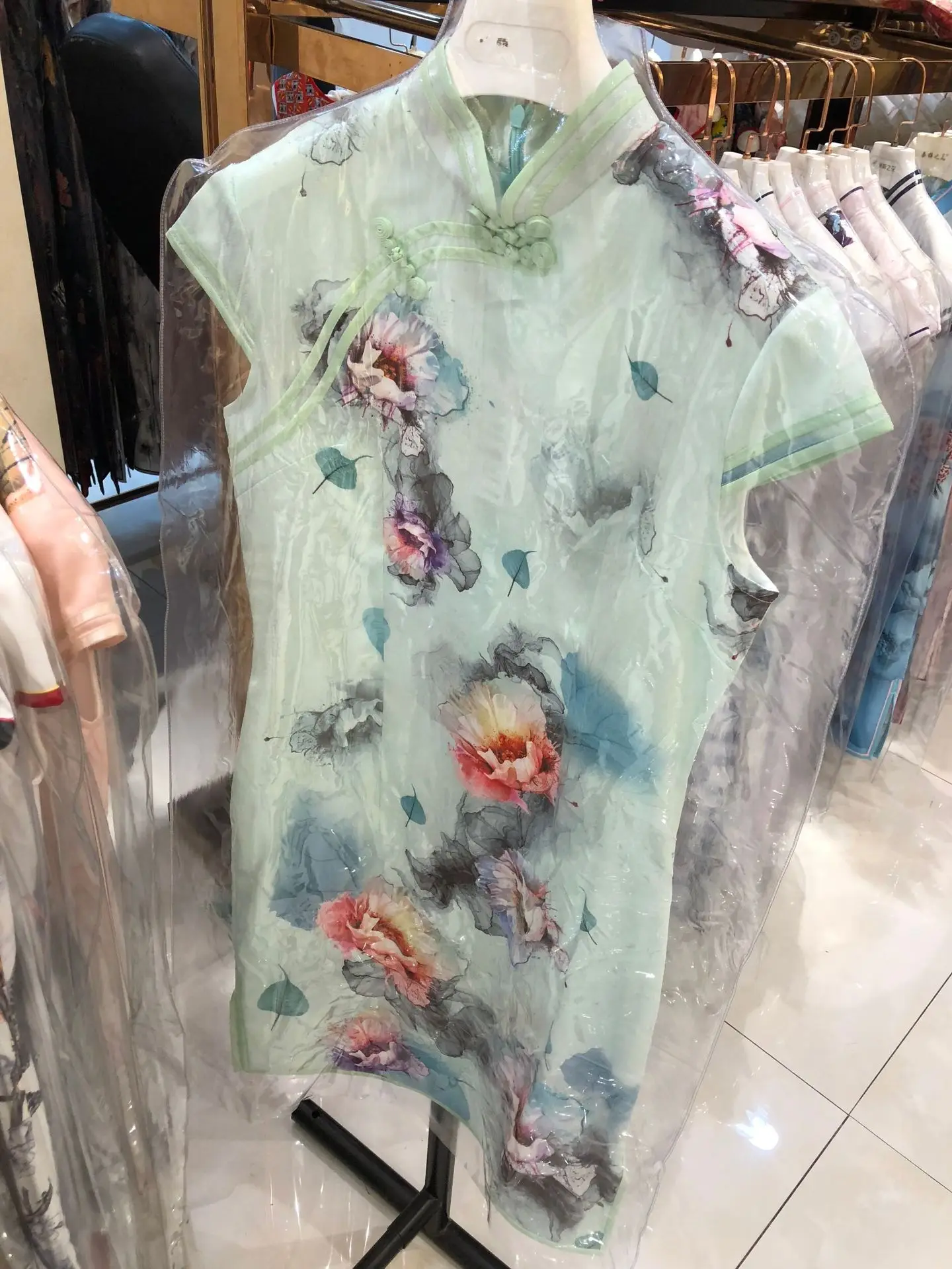 Стиль рекомендуется имитация шелковой ткани Cheongsam короткий рукав Весна Лето Стенд воротник Мода молодой повседневной жизни Cheongsam