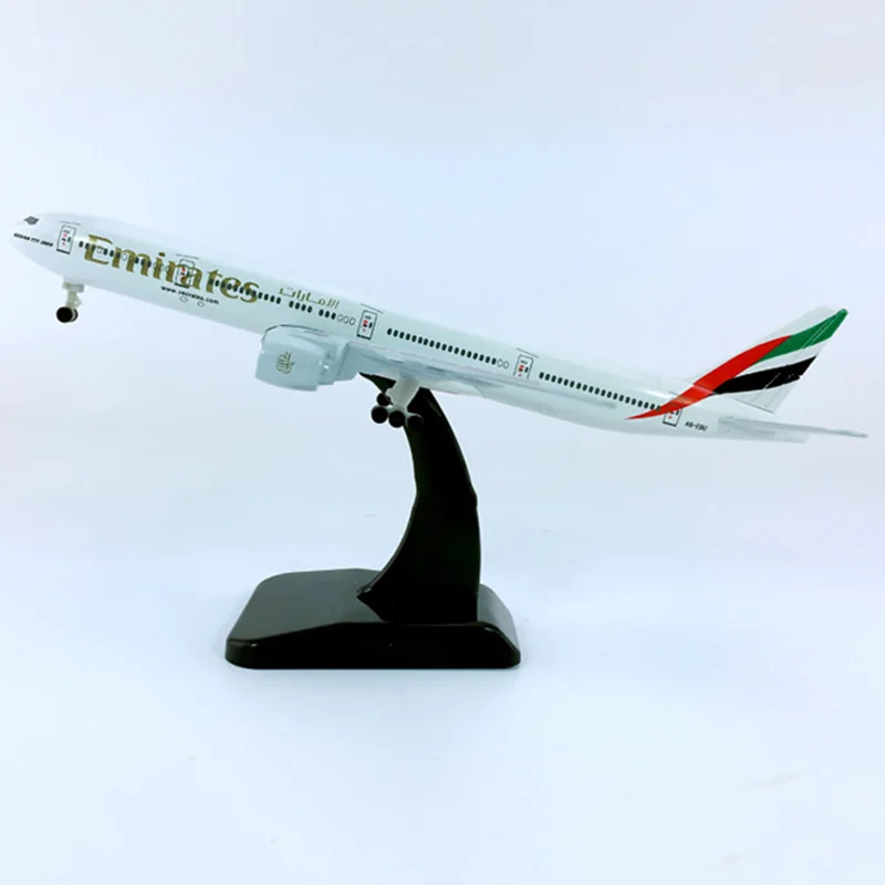 18 см 1/400 Emirates airlines Boeing 777-300 игрушечные модели самолетов литье под давлением сплав шасси с основанием и колесами модель самолета