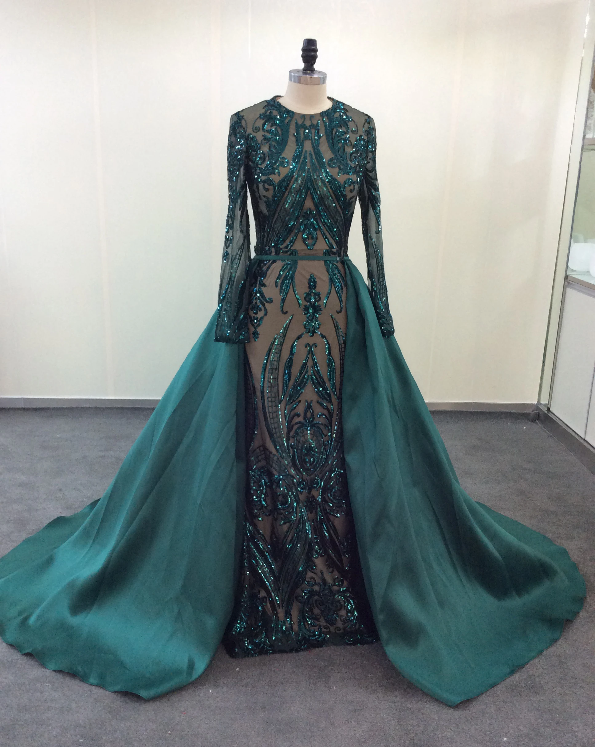 Зеленое блестящее вечернее платье с пайетками длинное 2020 длинным рукавом и