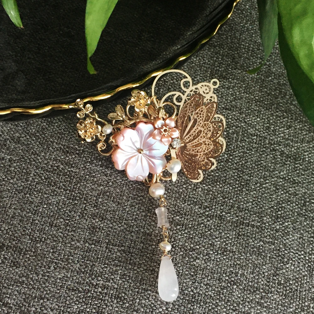 La MaxZa Handmade Flower Brooches for Women Natural Freshwater Pearls hairpin Crystal Christmas Brooch Jewelry Gift XZ3009