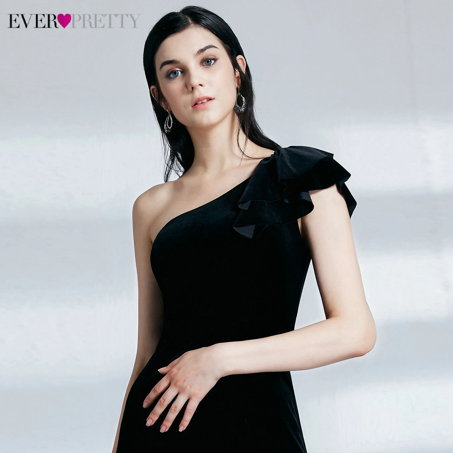 Короткие черные коктейльные платья Ever Pretty велюровые выше колена с одним открытым