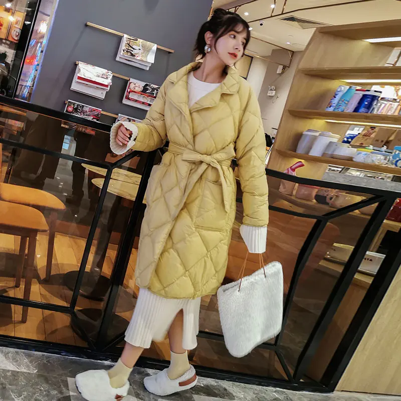 Beste YNZZU Koreaanse Stijl 2019 Winter Jas Vrouwen Solid Mid Lange Ultra Licht Witte Eend Down Jas Vrouwelijke Outwears met sjerpen A1373