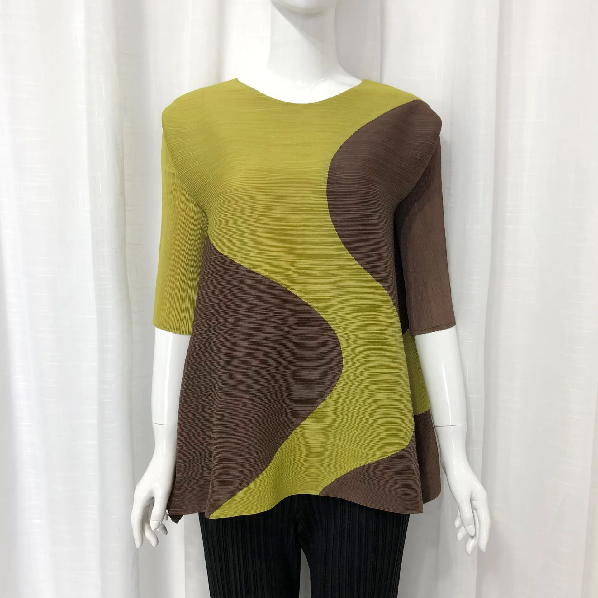 Плиссированные MIYAKE Осенние новые Геометрические Цвета подходящие свободные большие размеры тонкие семь точек рукав футболка Женская - Цвет: Армейский зеленый