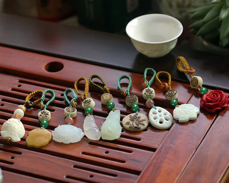 

Natural Creative Car Ivory Nut Handmade Classical Creative Key Chain Gift Lotus Keychain Men And Women Gift