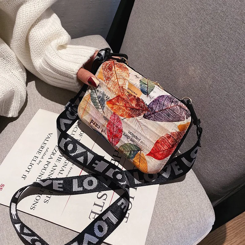 Сумка на плечо женская с мультяшным принтом саквояж в форме чемодана широким