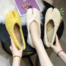 Женская обувь из флока; обувь на плоской подошве с раздельным носком tabi ninja; повседневные однотонные лоферы на меху; брендовая Корейская женская обувь; зимняя обувь