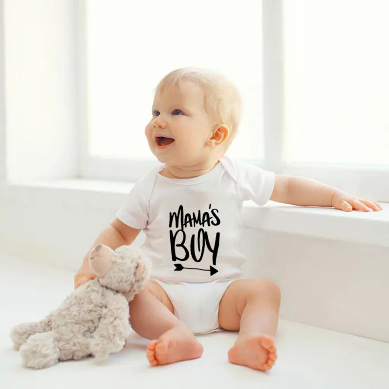 С принтом «Mama's Boy для маленьких мальчиков Одежда для детей забавные Для мальчиков ясельного возраста одежда белый Изделие из хлопка с короткими рукавами, гимнастический костюм для детей для маленьких мальчиков, комбинезон одиного
