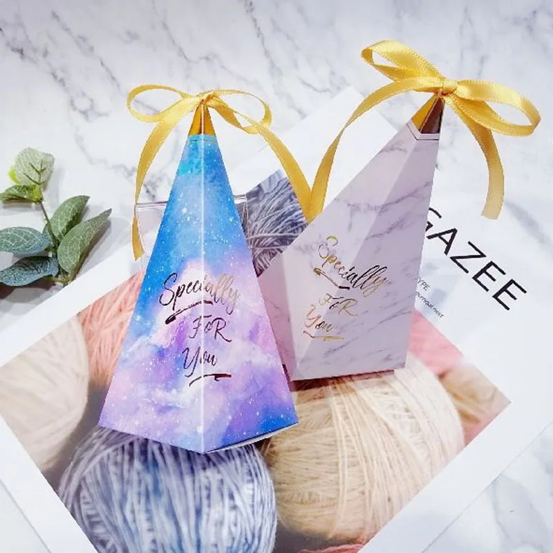 

Europe Triangular Pyramid Style Candy Box Wedding Favors Party Supplies Paper Gift Boxes with Ribbons