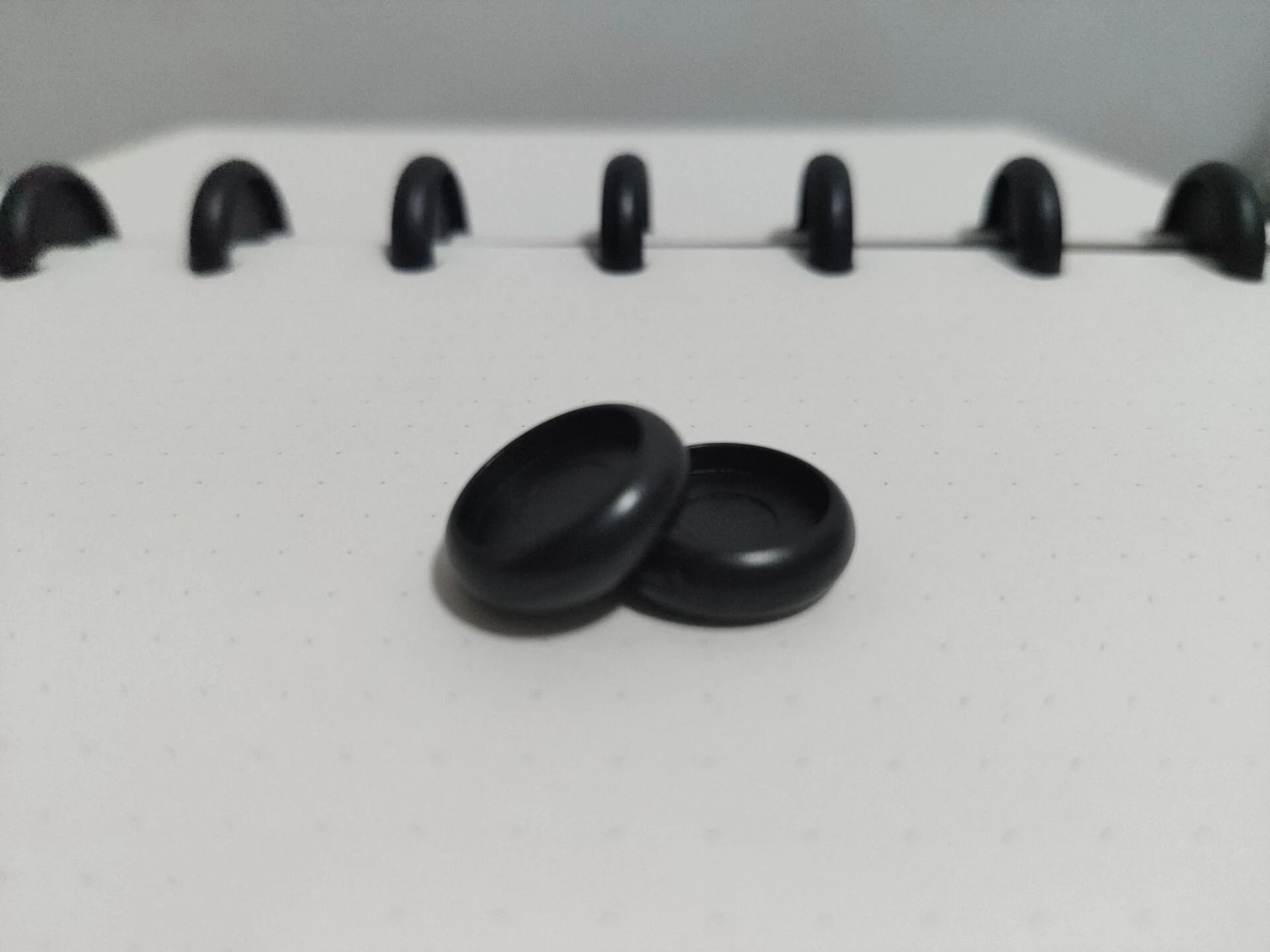 black 18mm 18/24/28 мм Цветной гриб отверстие диск дуги лампы в форме свечи узор диск-переплета Office с отрывными листами зажимное кольцо блокнот связующего диски пряжки - Цвет: black 18mm