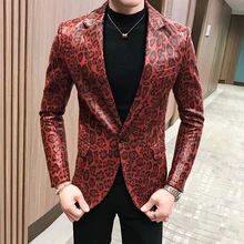 Новая искусственная кожа мужчины Блейзер роскошный Леопардовый принт одной кнопки спортивные пиджаки для выпускного мода Slim Fit Ночной клуб вечерние Мужской Блейзер
