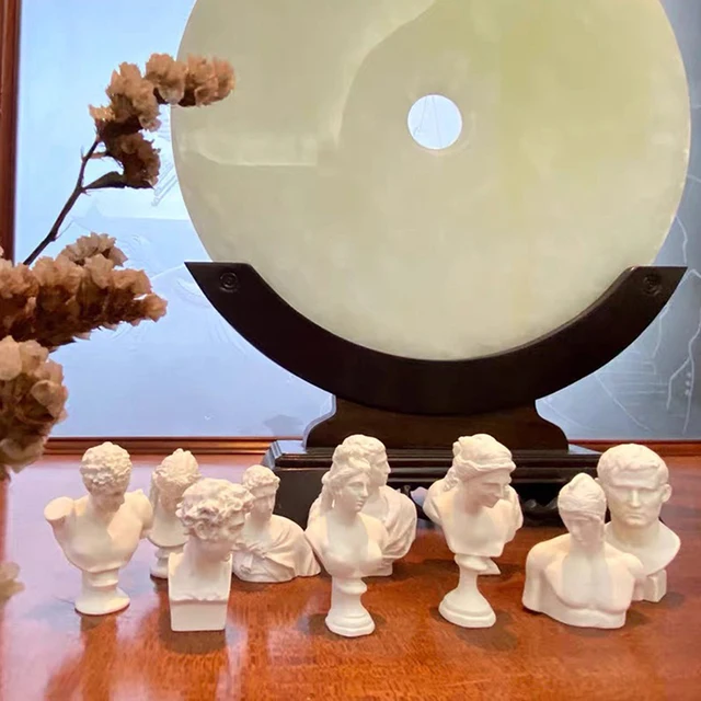 1PC Creative New Resin Statue Home Decor European Figurine Sculpture Modern Art Character Model Kids Toys Gift Dollhouse Decor 1