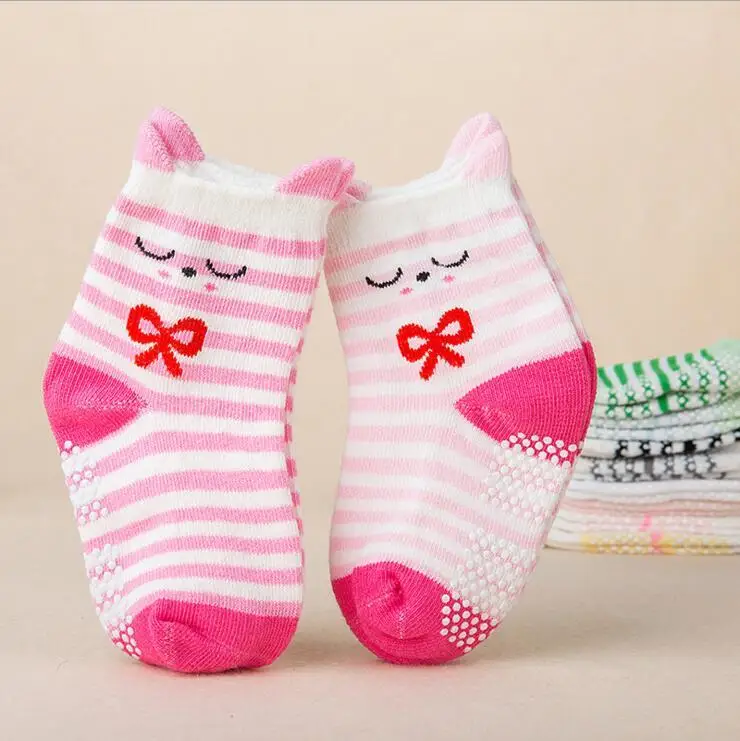 2 пары Хлопковых Носков для новорожденных мальчиков и девочек; сезон осень-весна недорогая одежда с рисунком кота для малышей резиновая нескользящая одежда