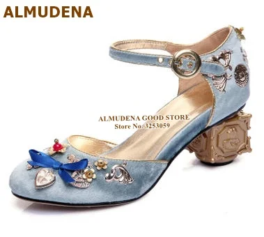 as picture ALMUDENA; дизайнерские бархатные свадебные туфли на каблуке с металлическими украшениями; модельные туфли-лодочки золотистого цвета на не сужающемся книзу массивном каблуке в стиле ретро, Украшенные бусинами; цвет красный, розовый - Цвет: as picture