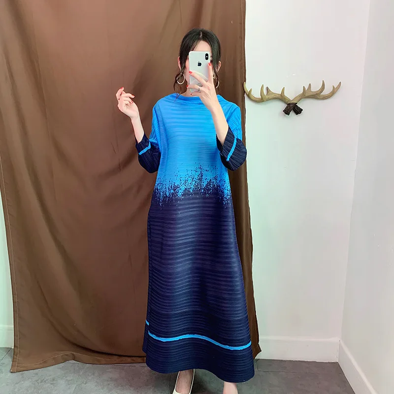 Miyake плиссированное платье новые градиентные осенние платья с морщинками повседневные платья с круглым вырезом длиной до щиколотки с принтом женское платье большого размера