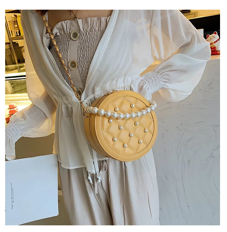 

Pearl handheld women's bag new 2019 summer fashion rhomboid chain small round bag slanted